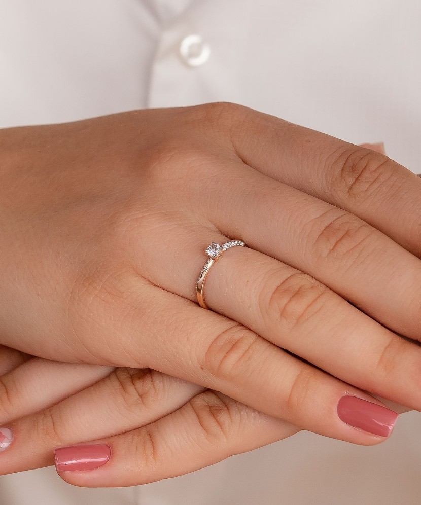 Gold ring with zircons