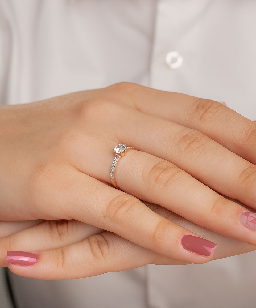 Gold ring with zircons