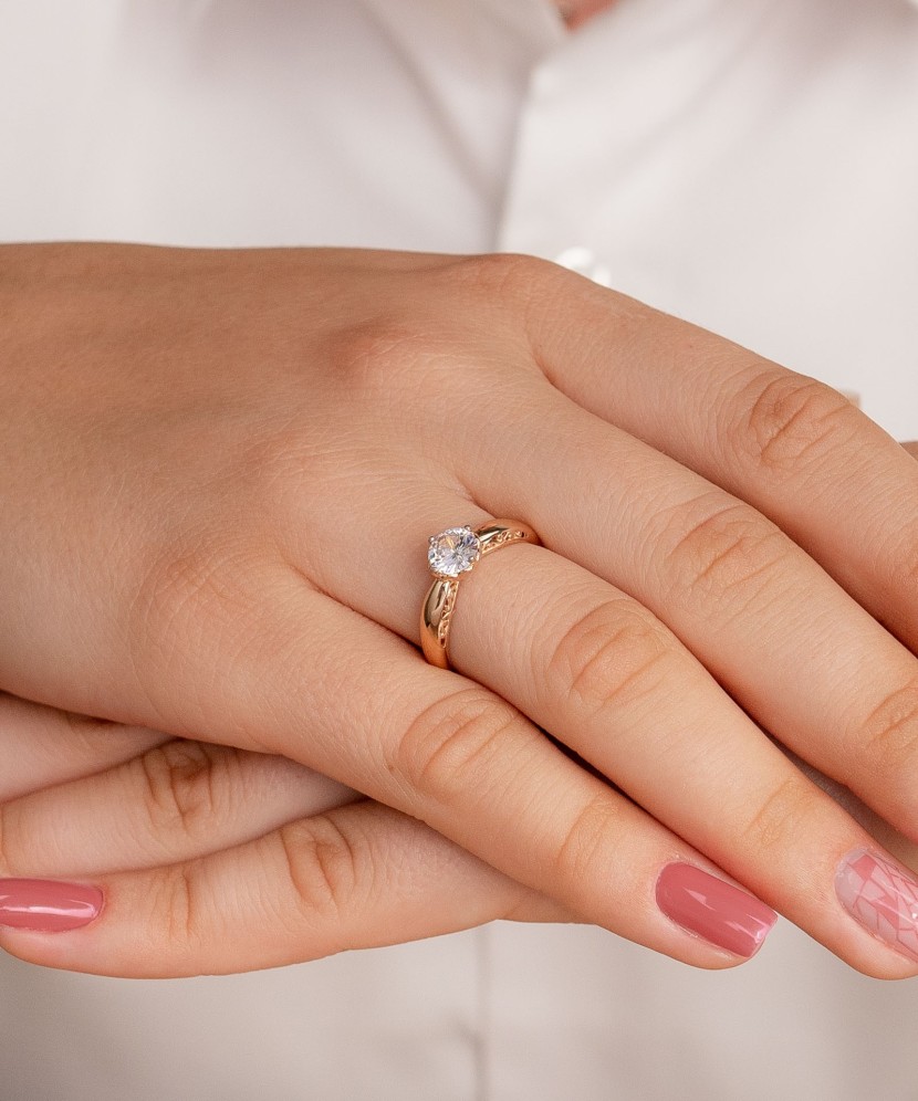 Золотое кольцо с кристаллом