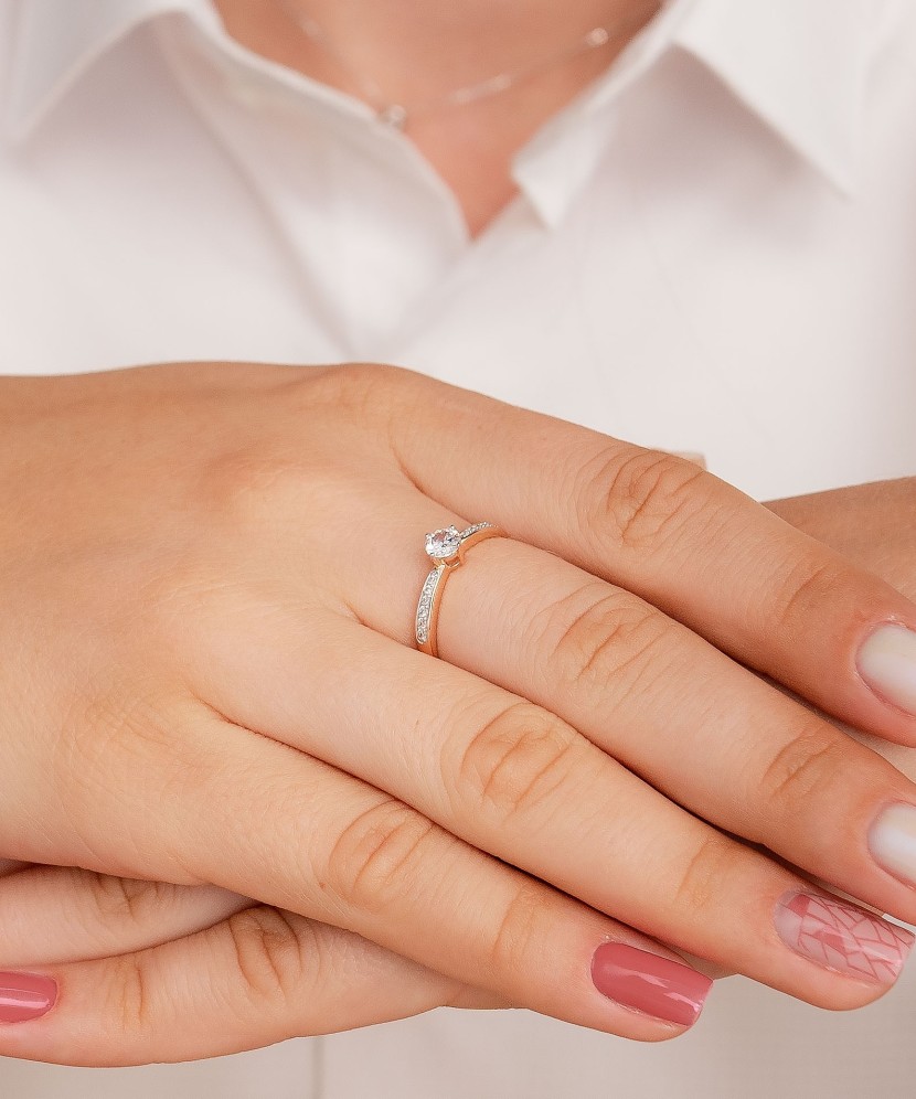 Gold ring with zircons