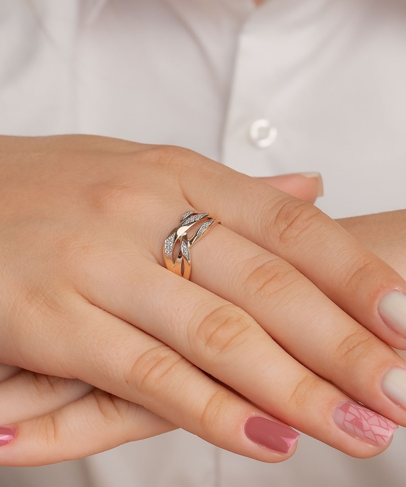 Золотое кольцо с цирконами Золотое кольцо с цирконами