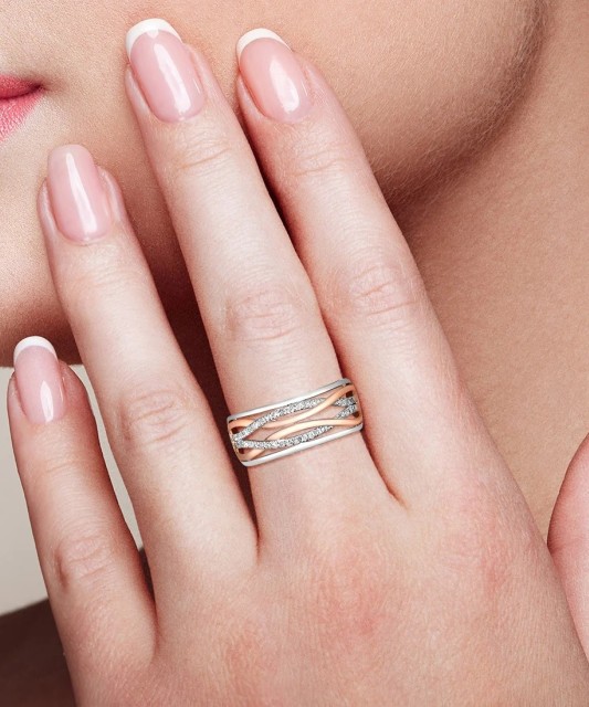 Gold ring with diamonds