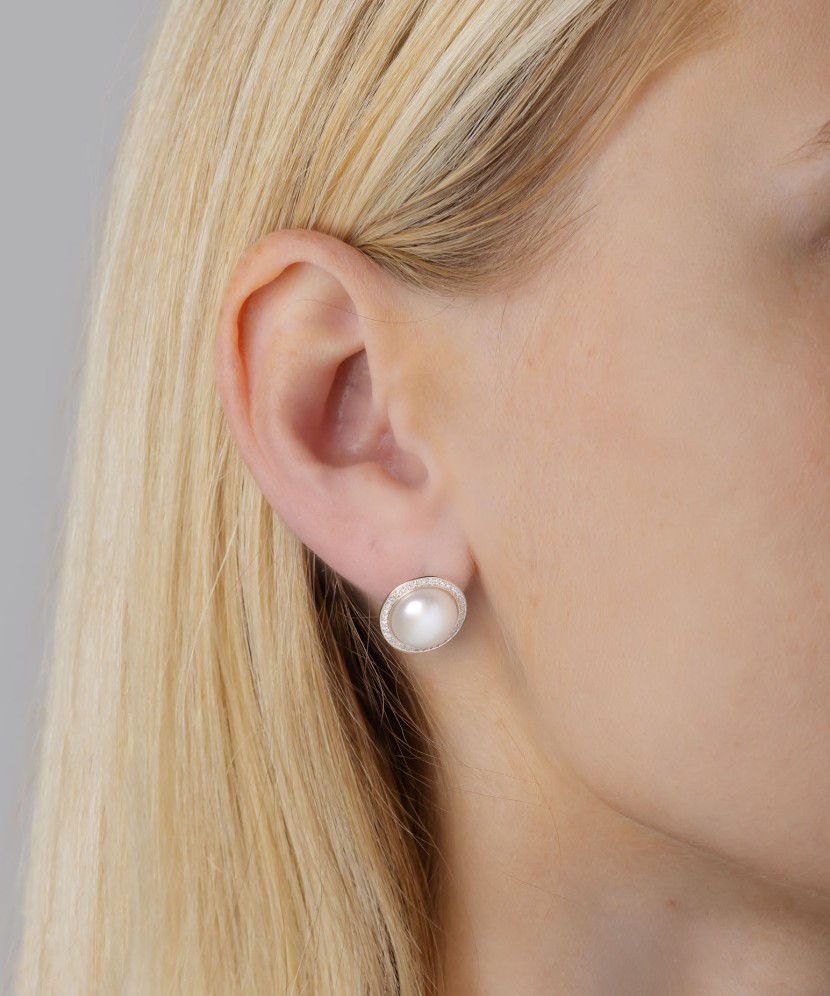 Gold earrings with diamonds and pearls