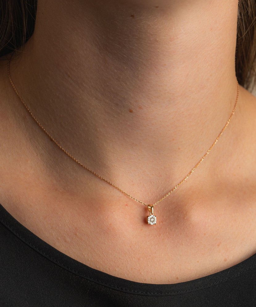 Gold pendant with diamonds