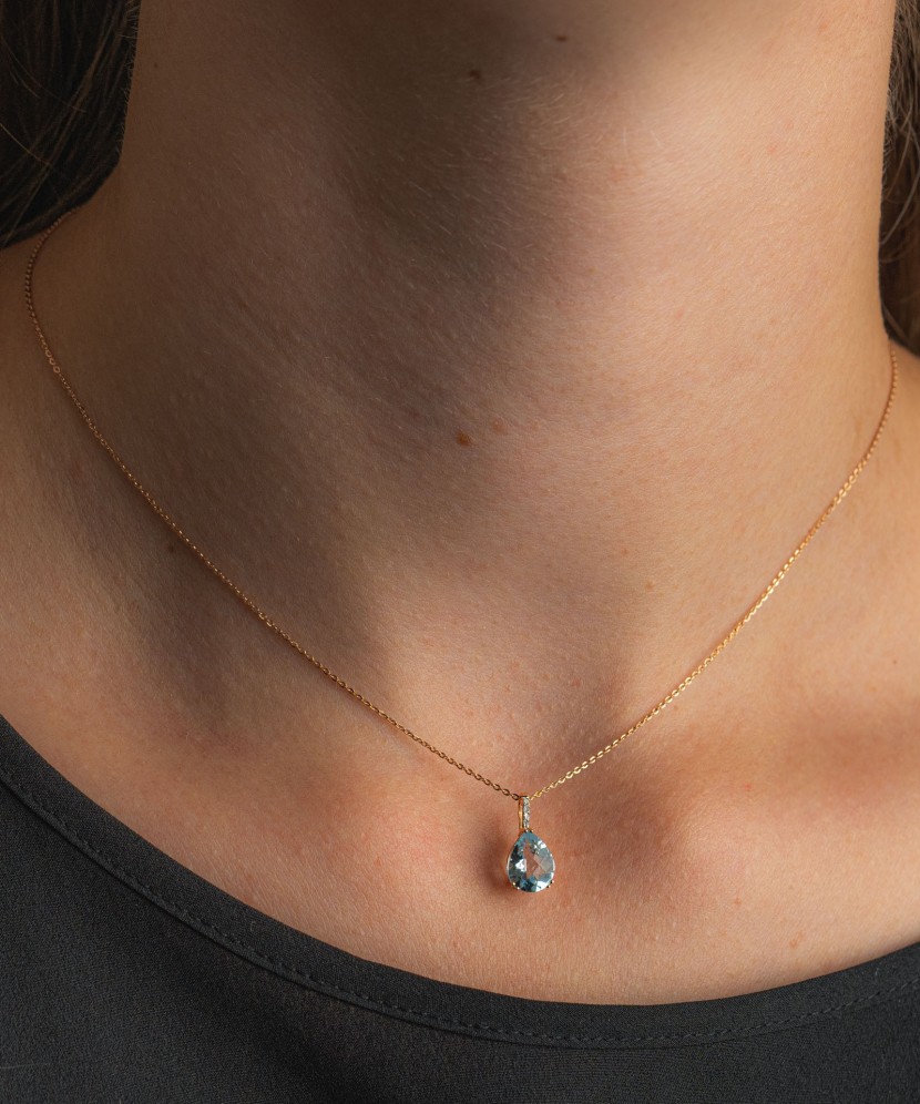 Золотой кулон с бриллиантами и топазом