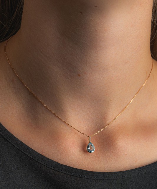 Gold pendant with diamonds and topaz