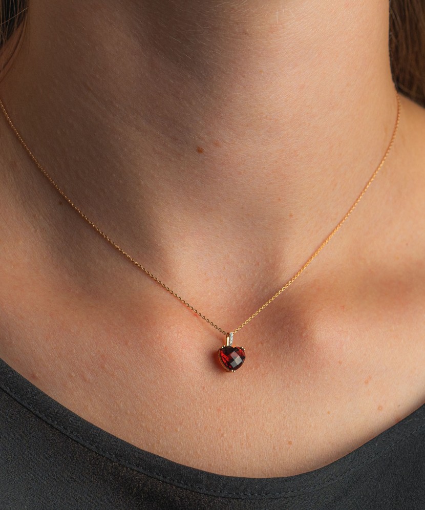 Gold pendant with diamonds and garnet