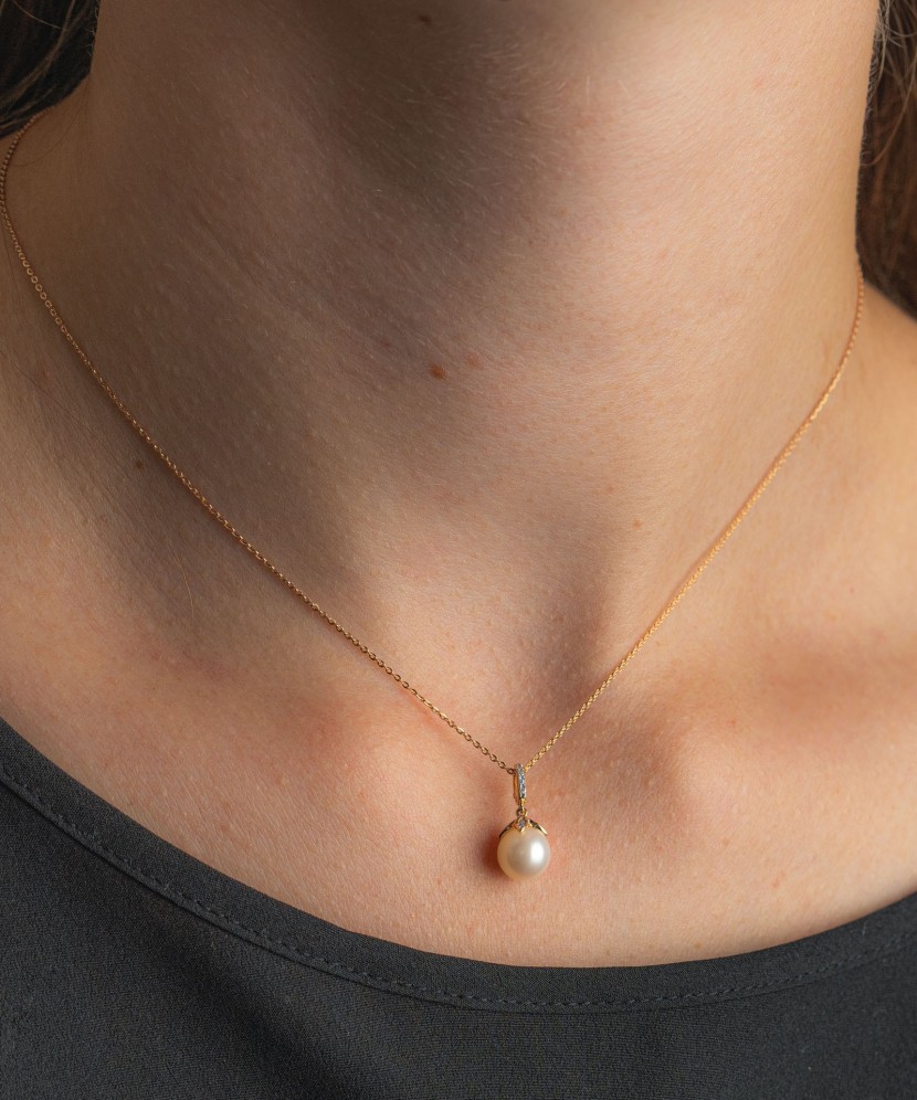 Gold pendant with diamonds and pearls