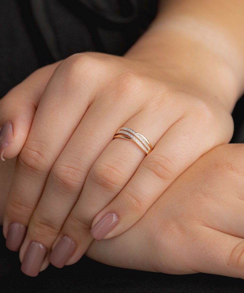 Gold ring with diamonds