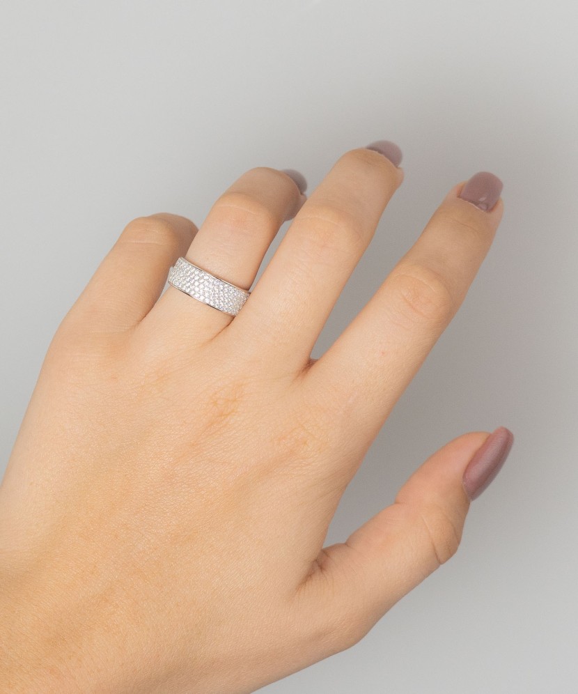 Sterling silver ring with zircons