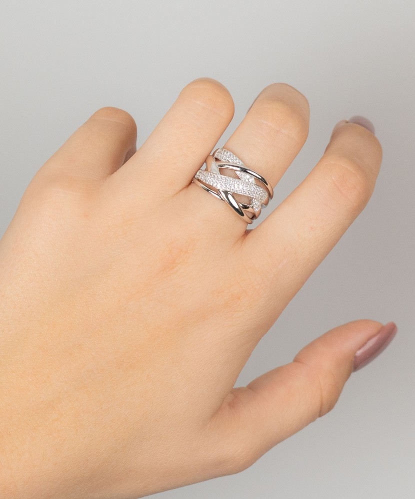 Sterling silver ring with zircons