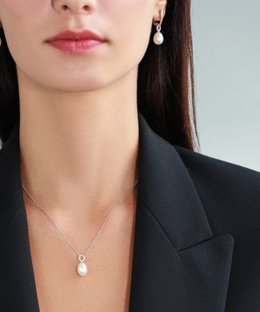 Sterling silver chain with pearl and zirconium