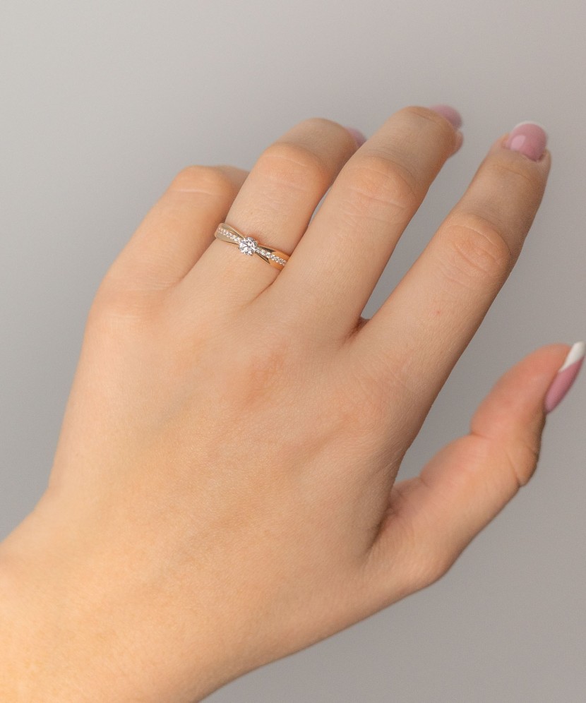 Gold ring with zircons