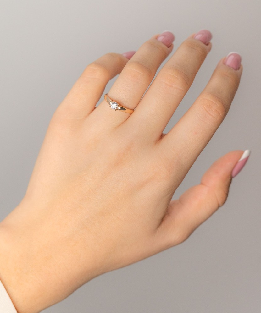 Gold ring with zirconium