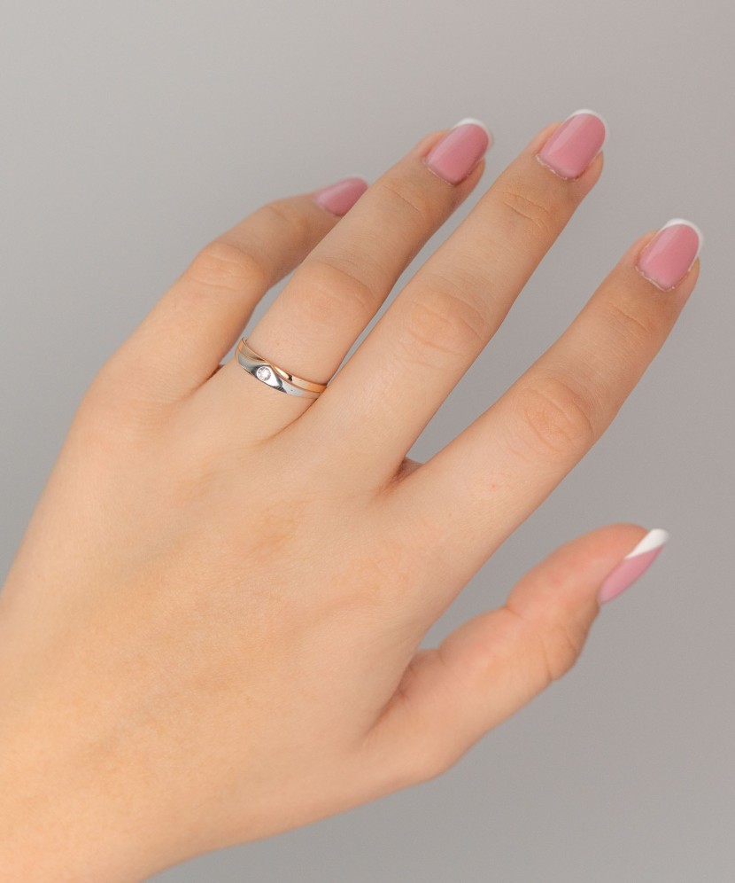 Gold ring with zirconium