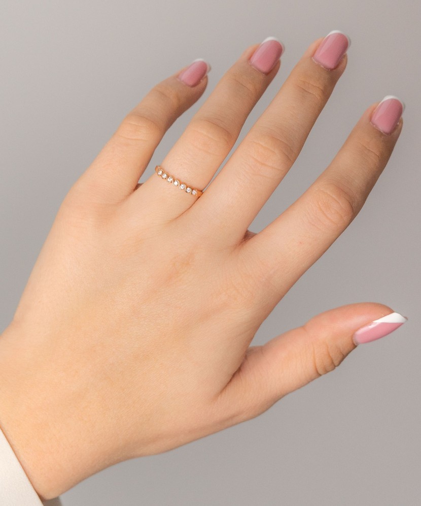 Gold ring with zircons