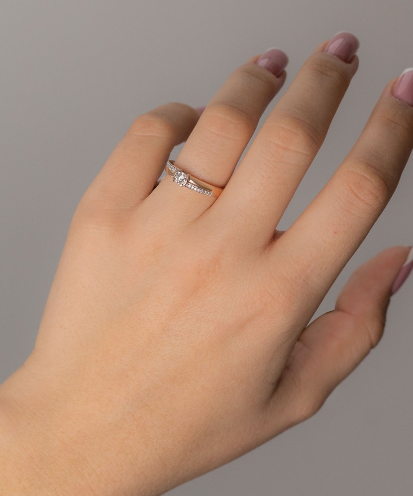 Gold ring with diamond