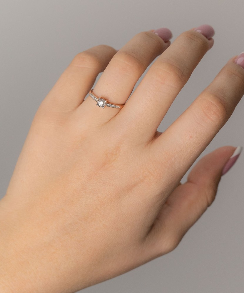 Gold ring with diamond