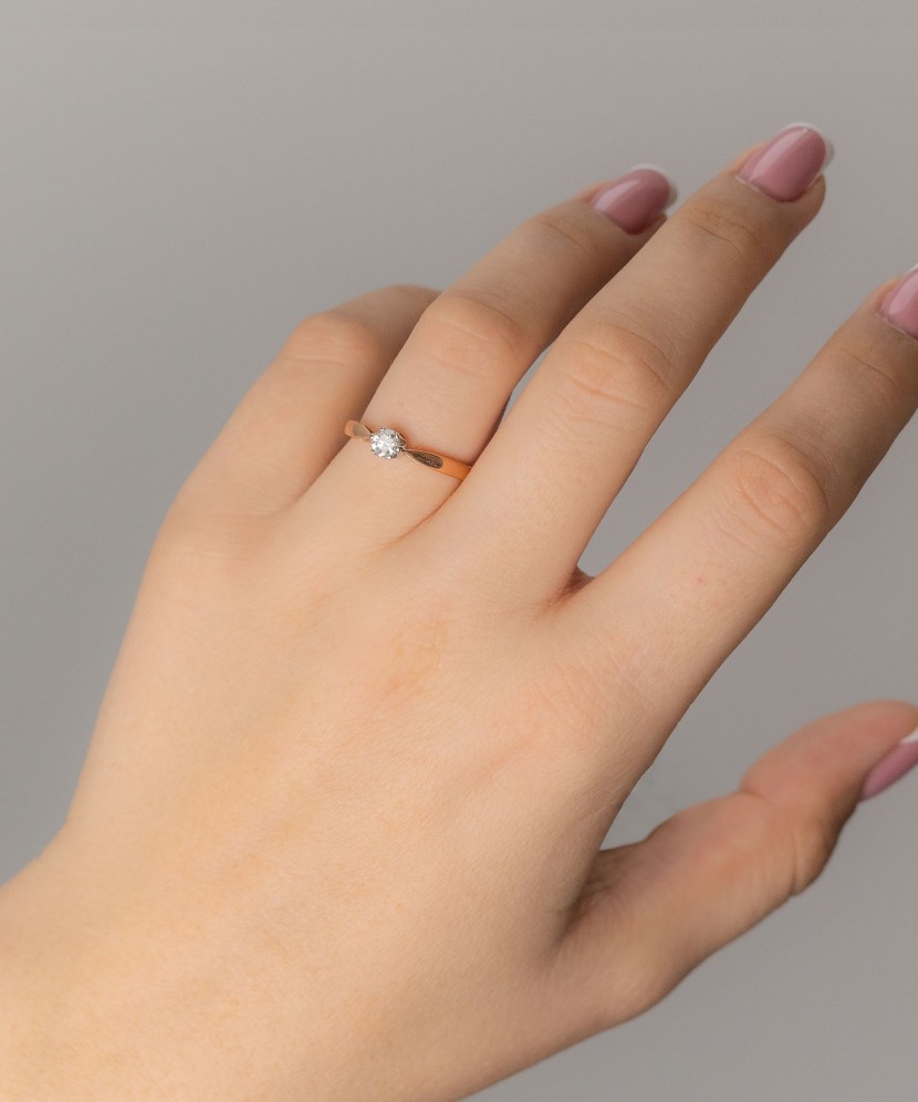 Кольцо из золота с бриллиантом Кольцо из золота с бриллиантом