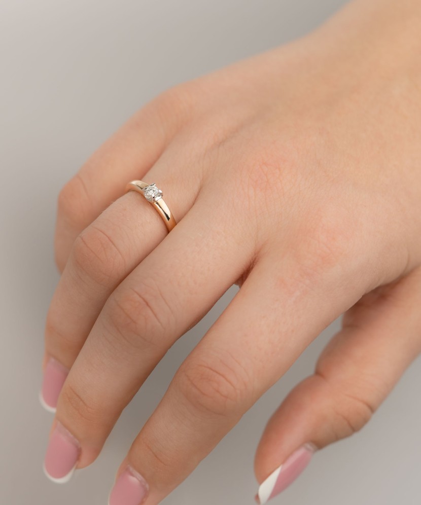 Gold ring with diamond