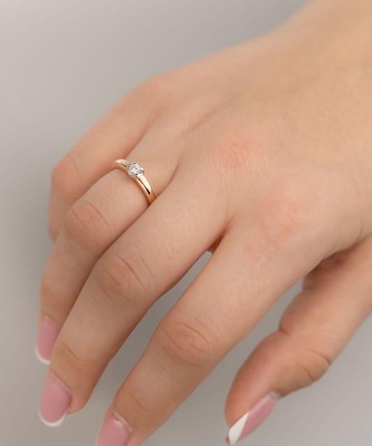 Золотое кольцо с бриллиантом