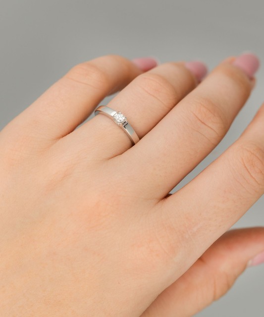 White gold ring with diamond 0,105ct