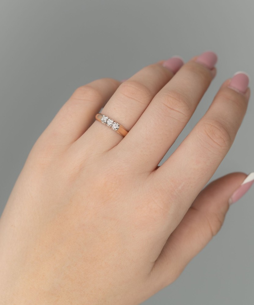 Золотое кольцо с бриллиантами 0,057ct