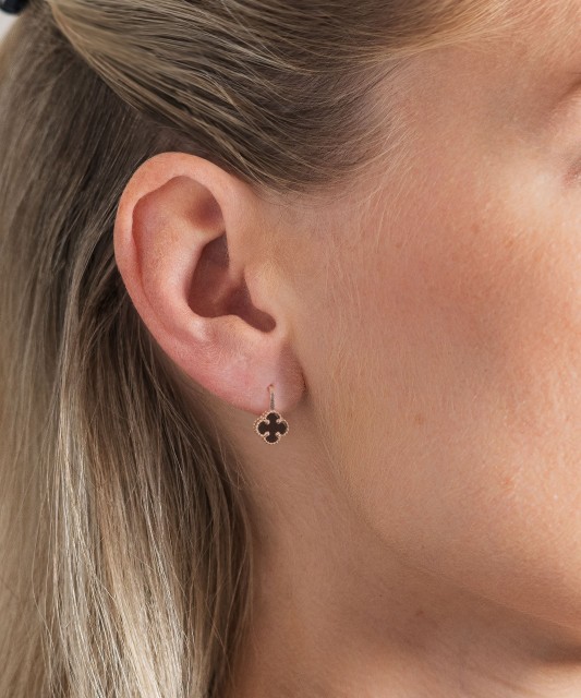 Gold earrings with onyx