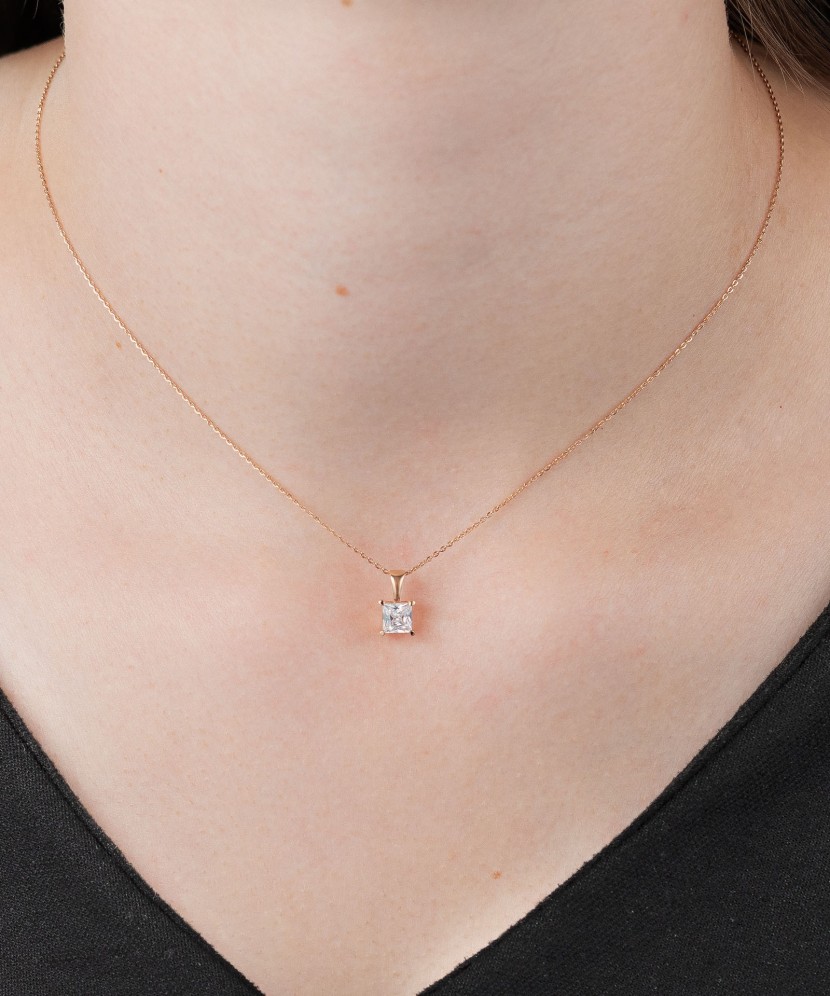 Gold pendant with zirconium