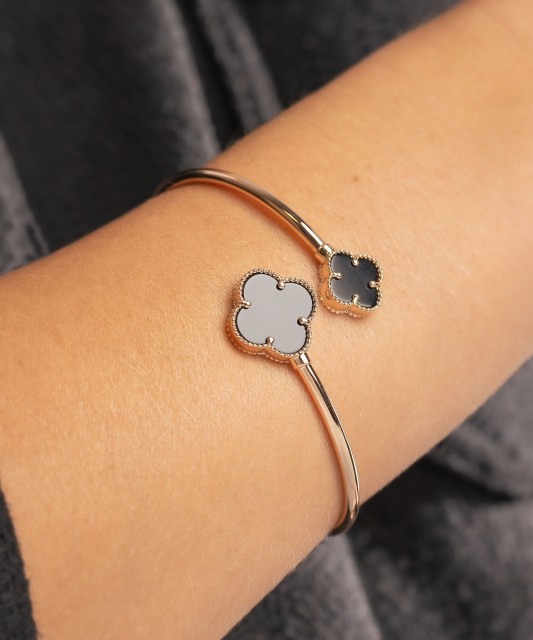 Gold bracelet with onyx