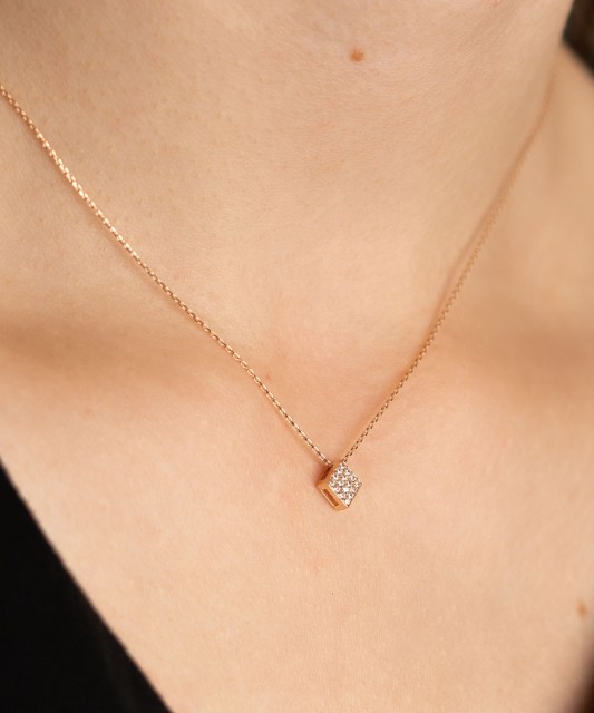 Gold chain with zirconium pendant