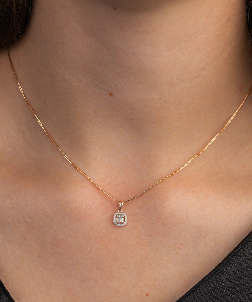 Gold pendant with diamonds