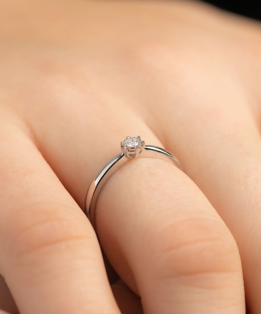 White gold ring with diamond