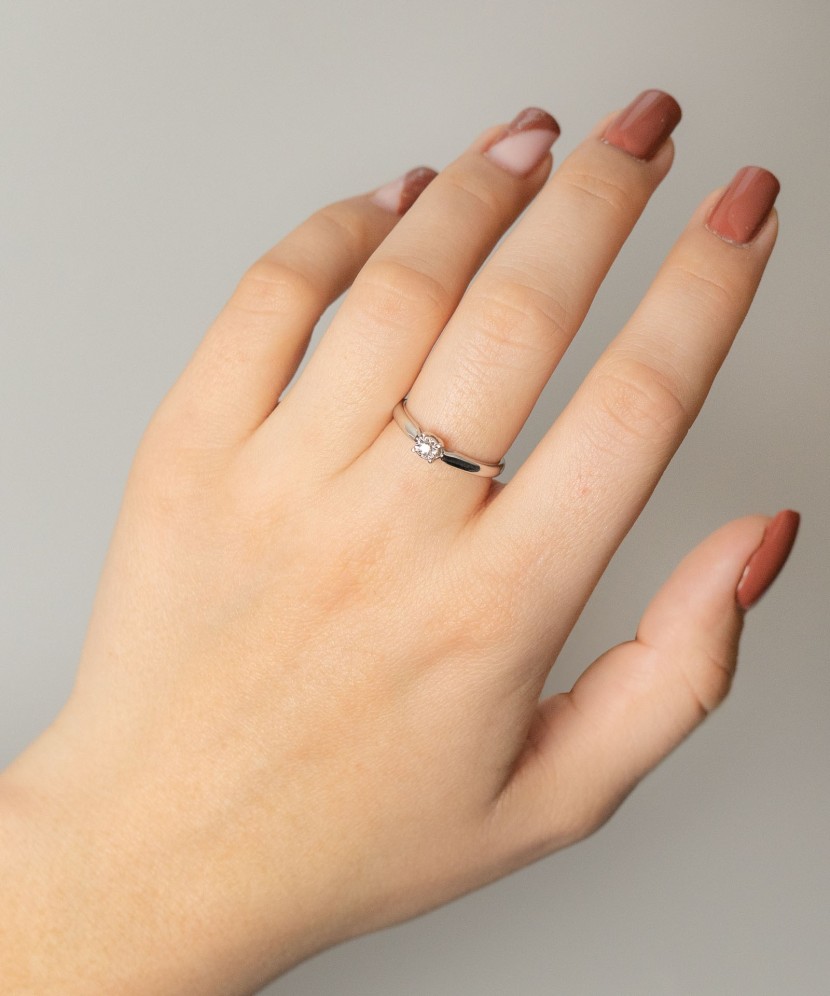 Кольцо из белого золота с бриллиантом Кольцо из белого золота с бриллиантом