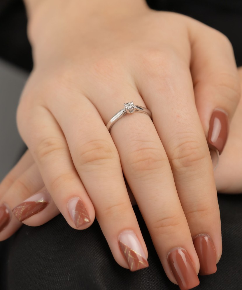 Кольцо из белого золота с бриллиантом Кольцо из белого золота с бриллиантом