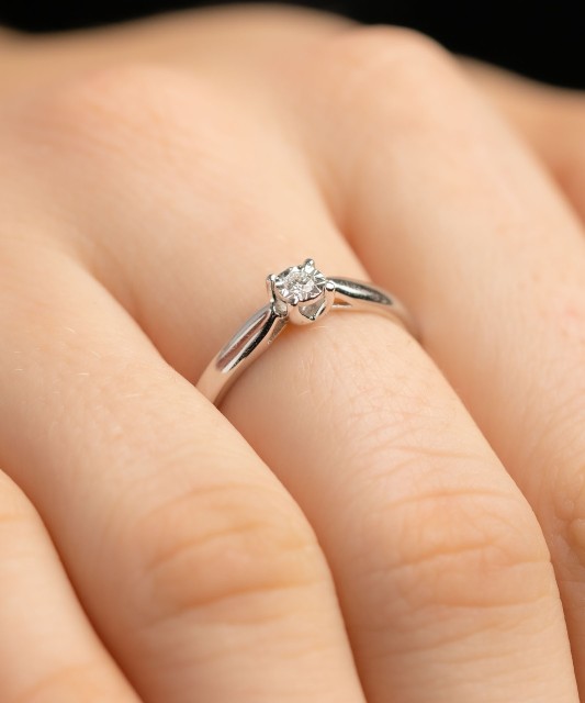 White gold ring with diamond