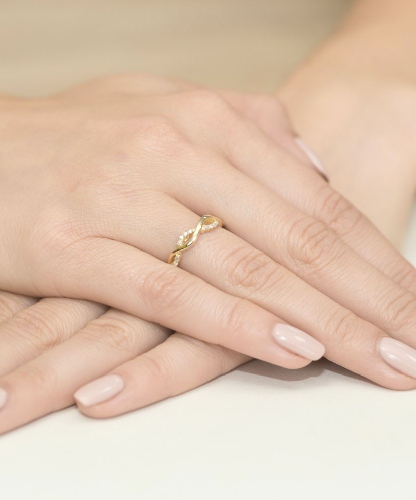 Gold ring with diamonds