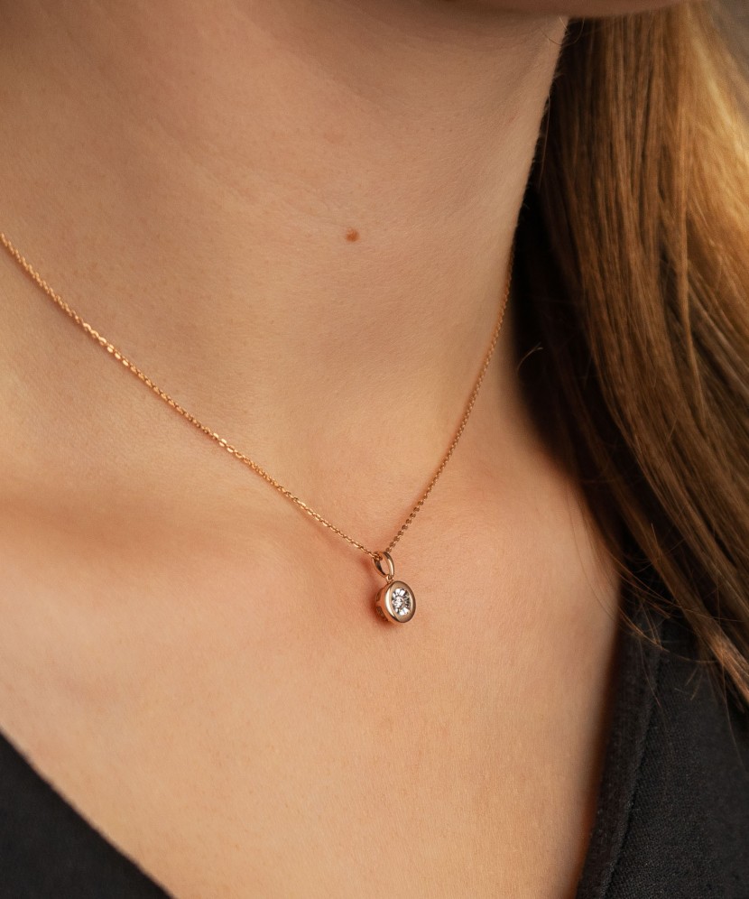 Подвеска из золота с бриллиантом