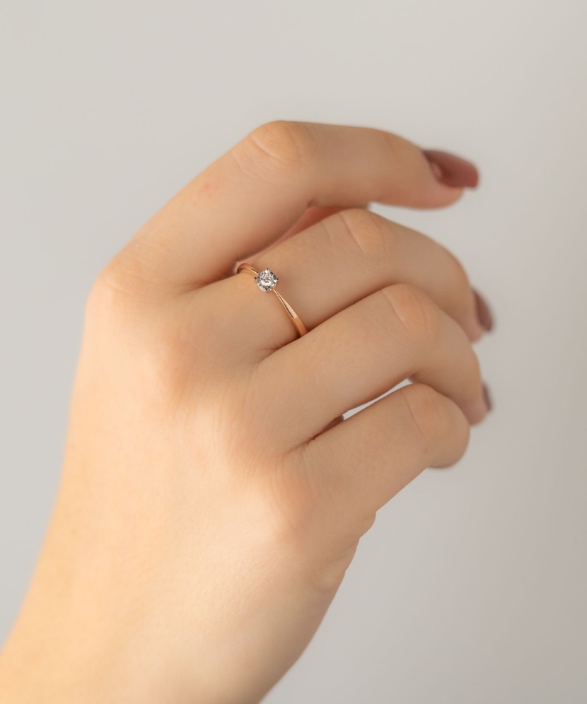 Gold ring with diamond