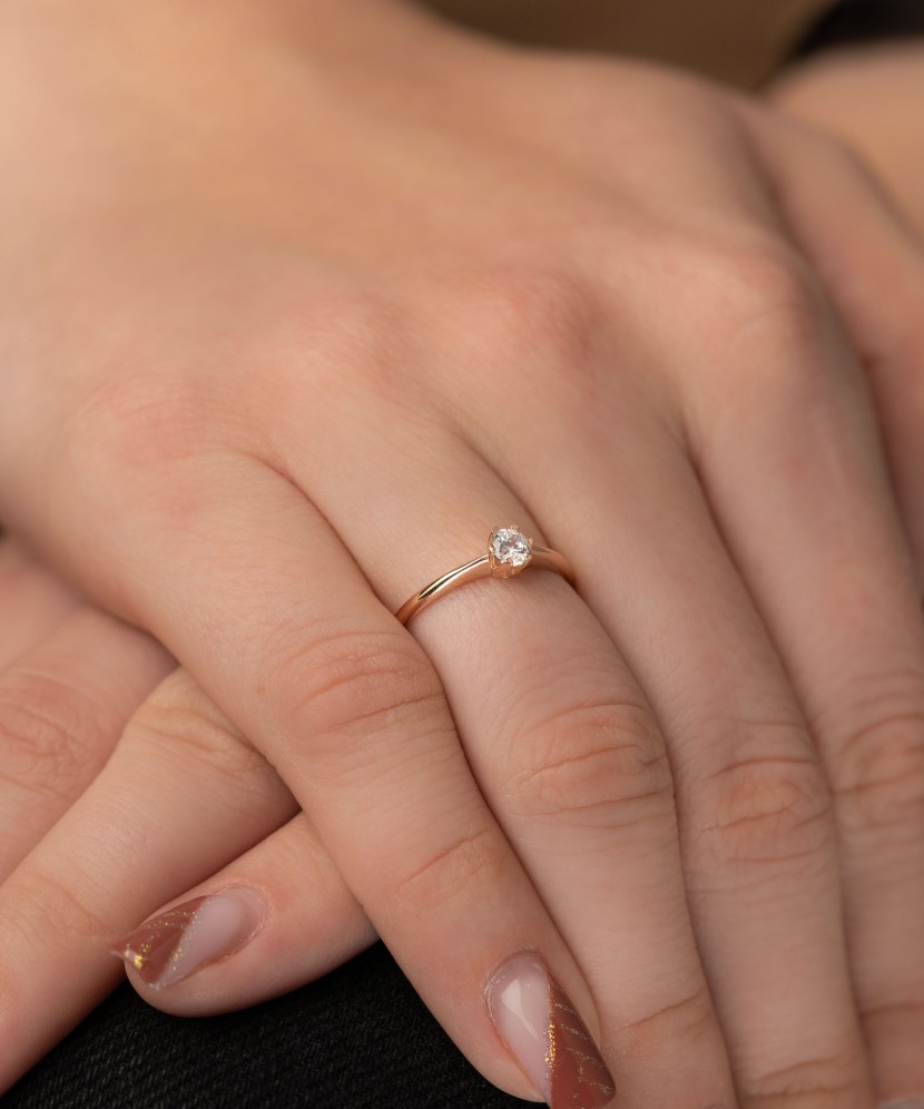 Gold ring with zirconium