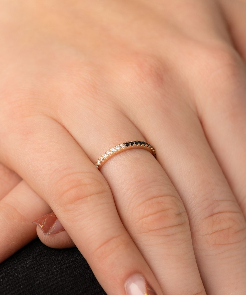 Gold ring with zircons