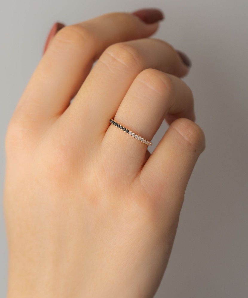 Gold ring with zircons