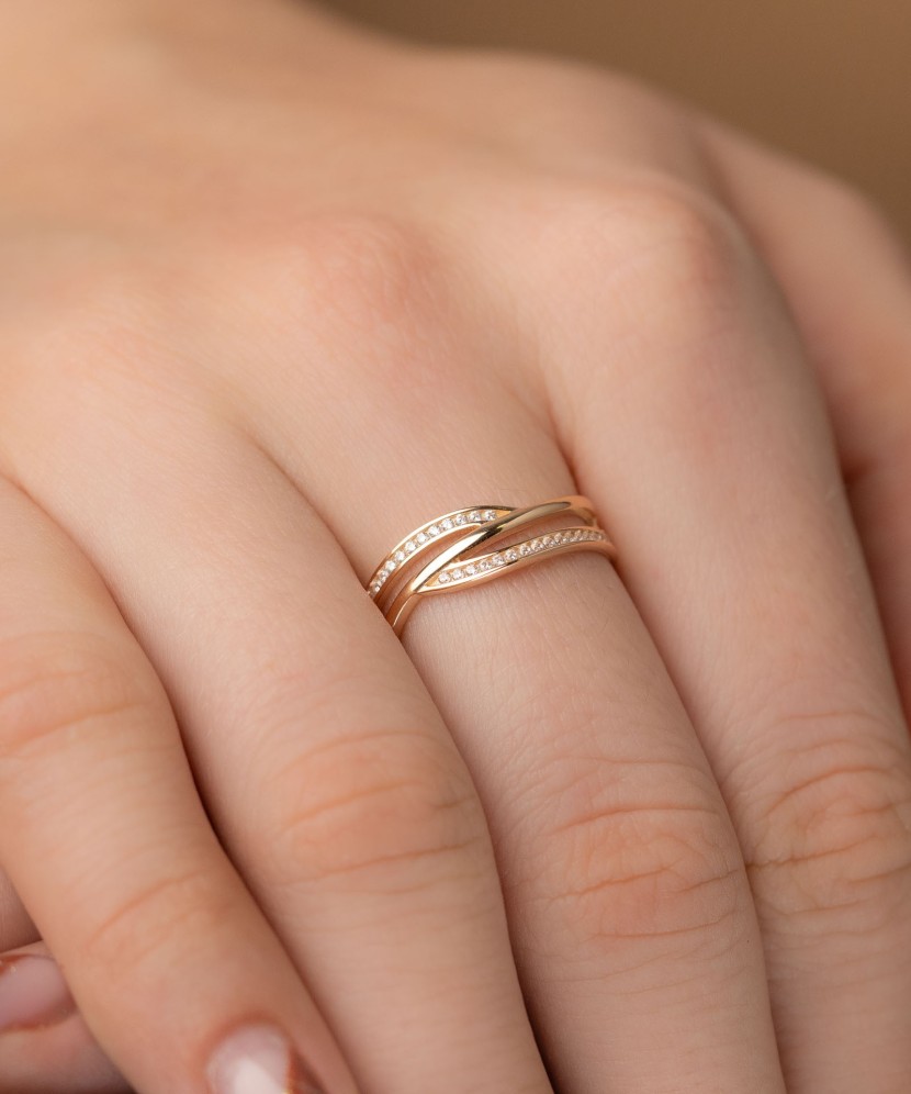 Gold ring with zircons