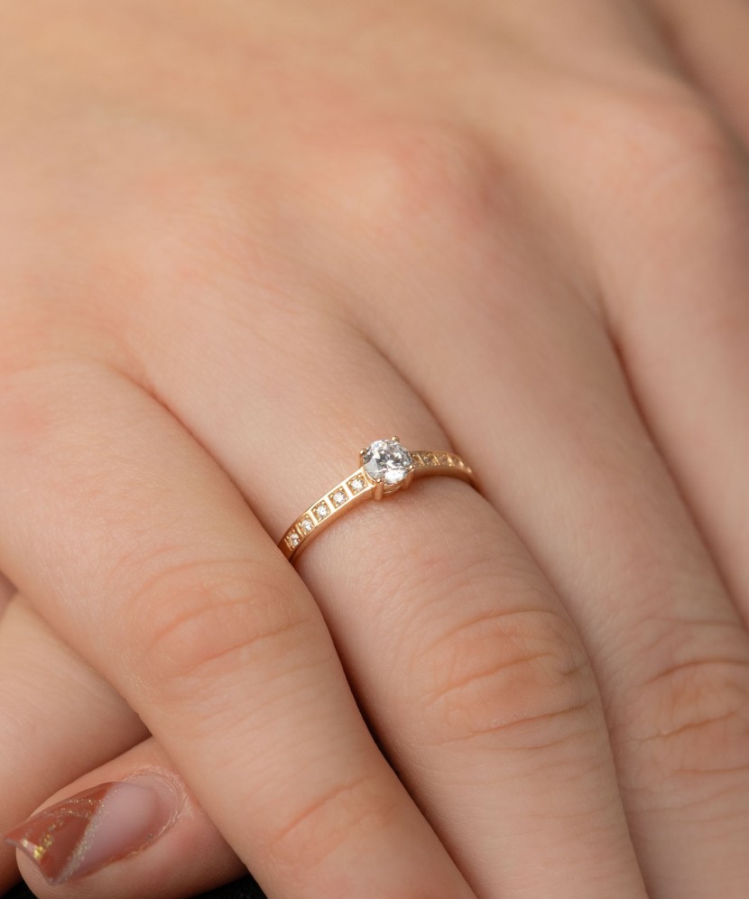 Золотое кольцо с цирконами