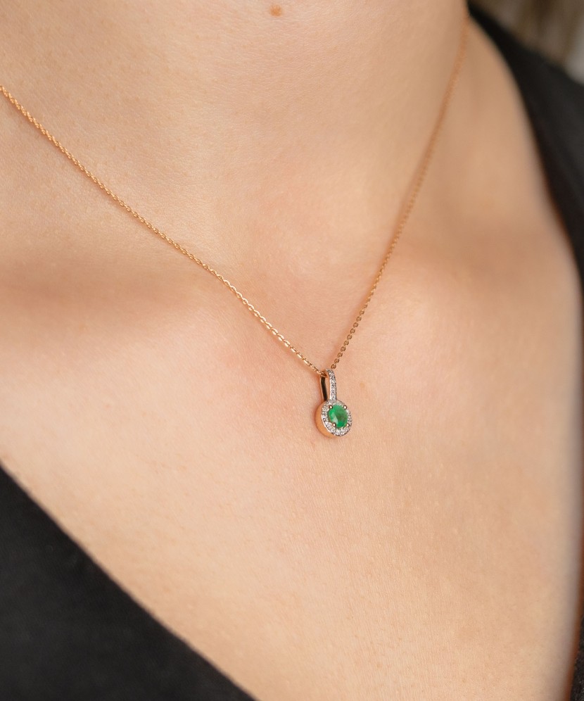 Gold pendant with emerald and diamonds