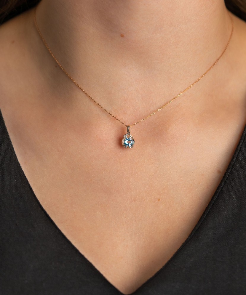 Gold pendant with topaz and diamonds