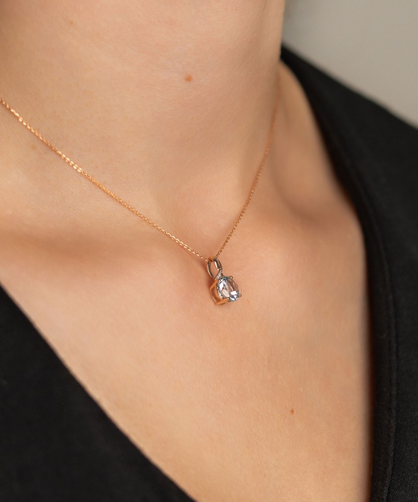 Gold pendant with topaz and diamonds