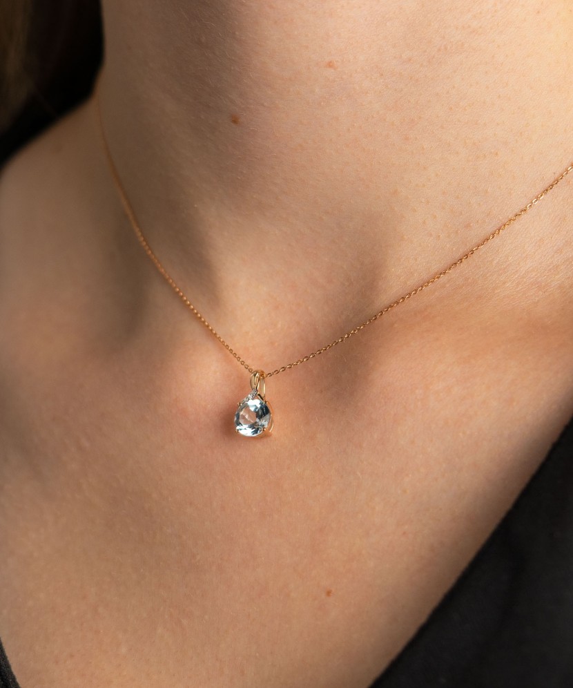 Gold pendant with topaz and diamonds