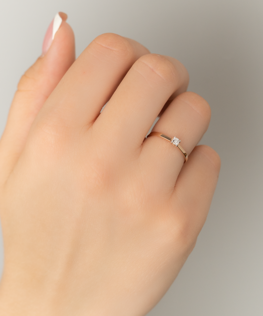 Gold ring with diamond