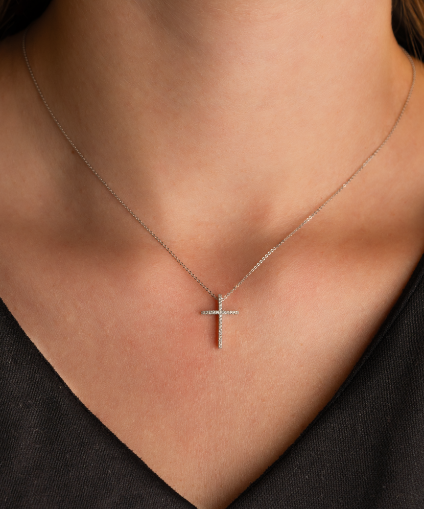 White gold chain with diamond pendant